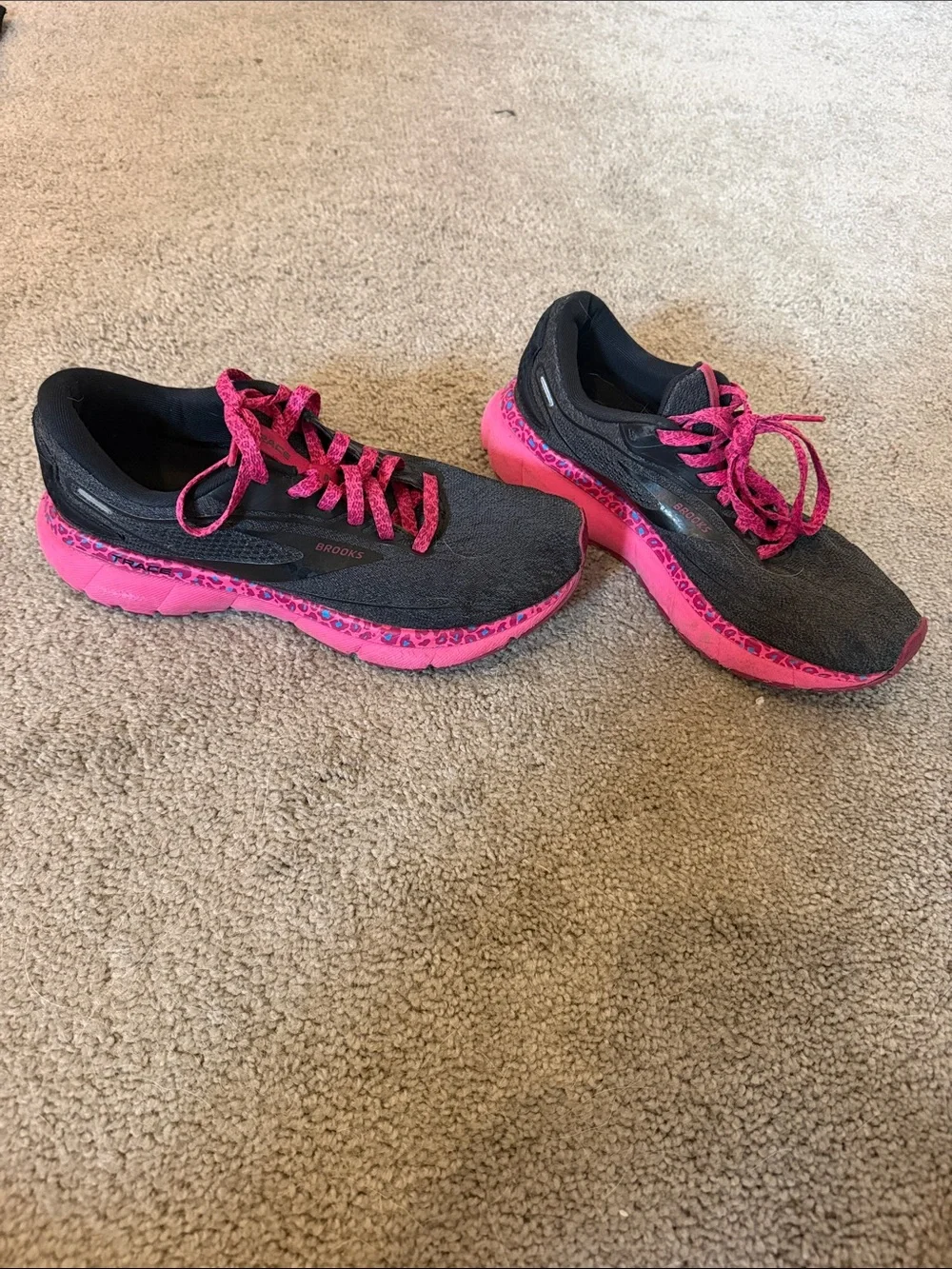 Brooks Trace Women's Black and Hot Pink Athletic Running Shoes
